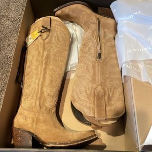 New in box! Ariat Women’s Laramie Stretchfit 18” Tall boot! Size 8 B